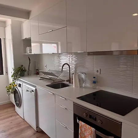 Sunny & Spacious In Lejlighed *